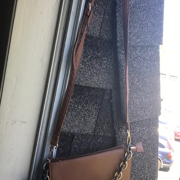 IN Chain Cross Body Bag - Picture 6 of 6